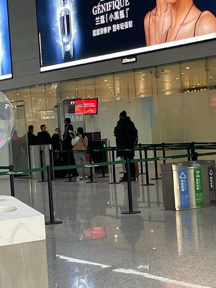 在本周二罗马的队内训练中，人们惊喜地看到后卫库姆布拉参加了全队合练。